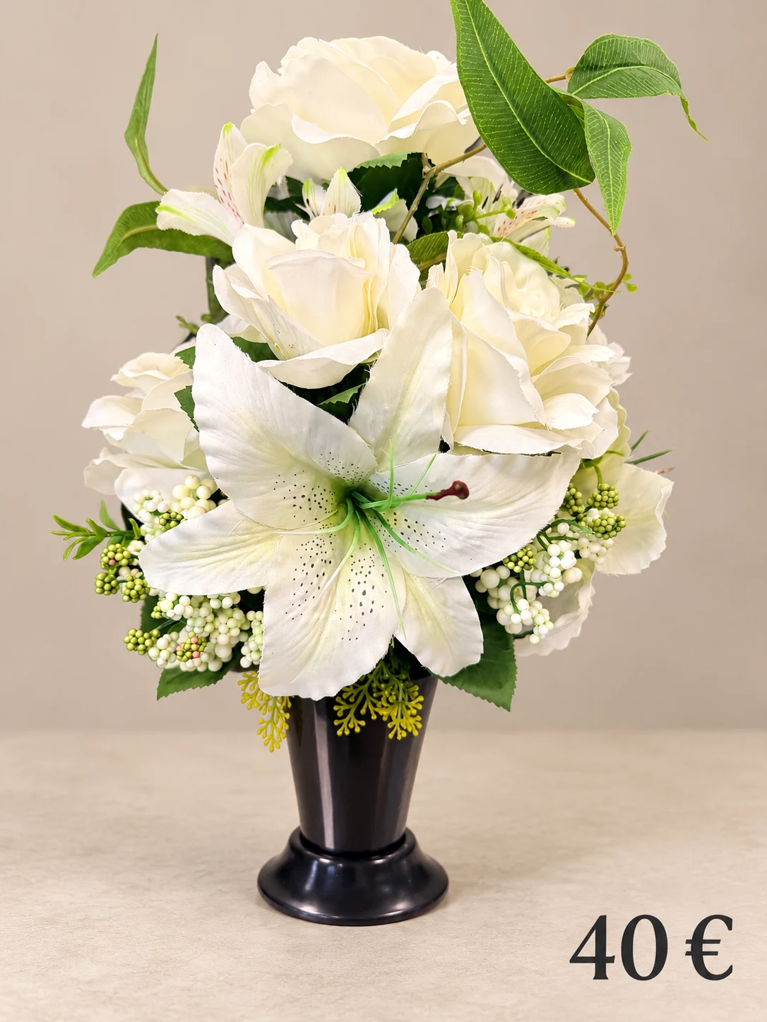 Lys et roses blancs en vase