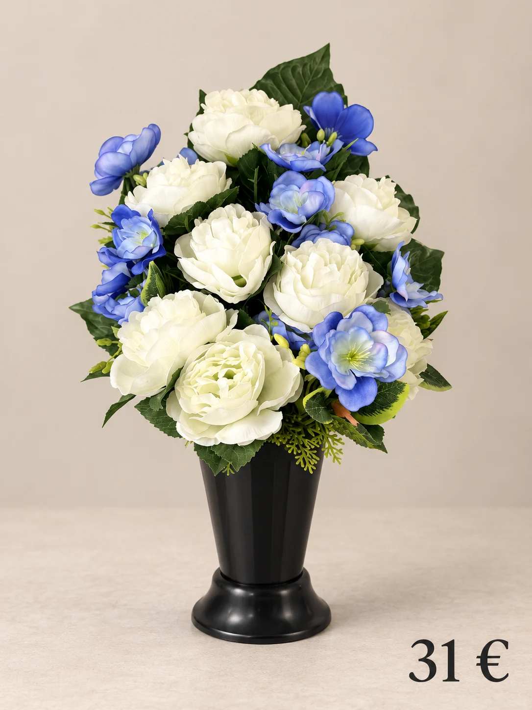 Roses blanches et fleurs bleues